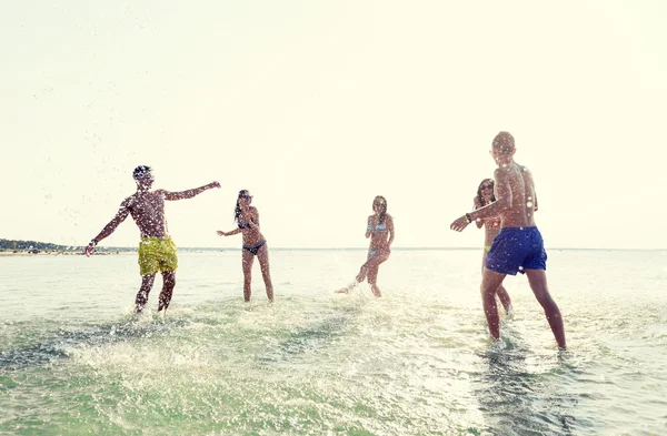 Happy přátelé baví na letní beach — Stock fotografie