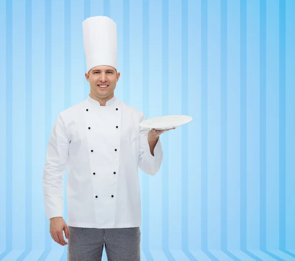 Boş levha gösterilen mutlu erkek şef aşçı — Stok fotoğraf