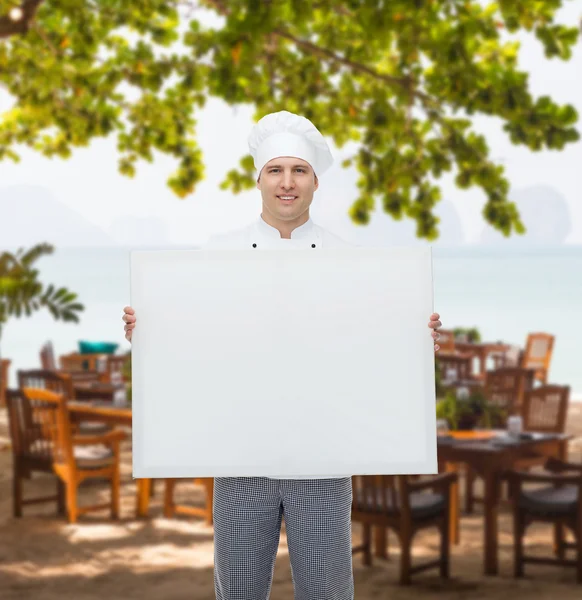 白い空白の大きなボードを持って幸せな男性シェフ料理 — ストック写真