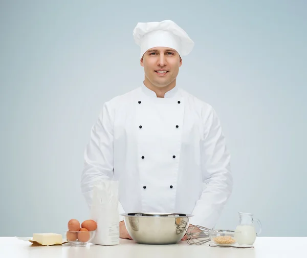 Chef masculino feliz cozinhar assar — Fotografia de Stock