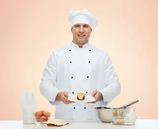Zadowolony mężczyzna kucharz do pieczenia — Zdjęcie stockowe
