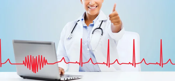 Vrouwelijke arts met laptop pc duimen opdagen — Stockfoto