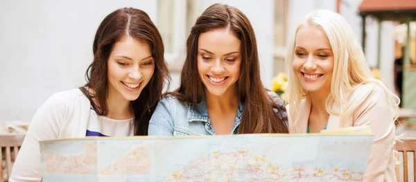 Hermosas chicas mirando en el mapa turístico de la ciudad — Foto de Stock