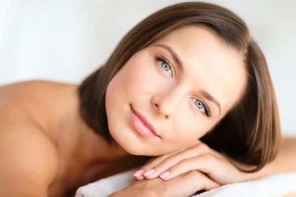 Beautiful woman in spa salon — Stock Photo, Image