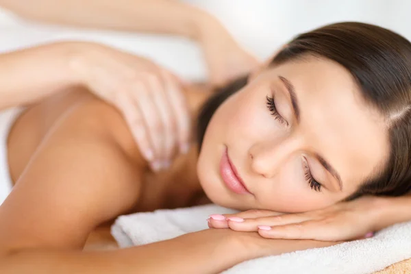 Schöne Frau im Wellness-Salon bekommen Massage — Stockfoto