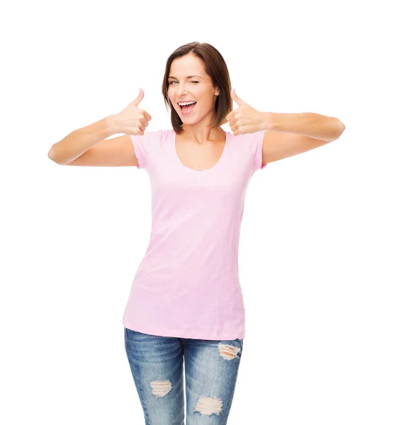 Vrouw in lege roze t-shirt — Stockfoto