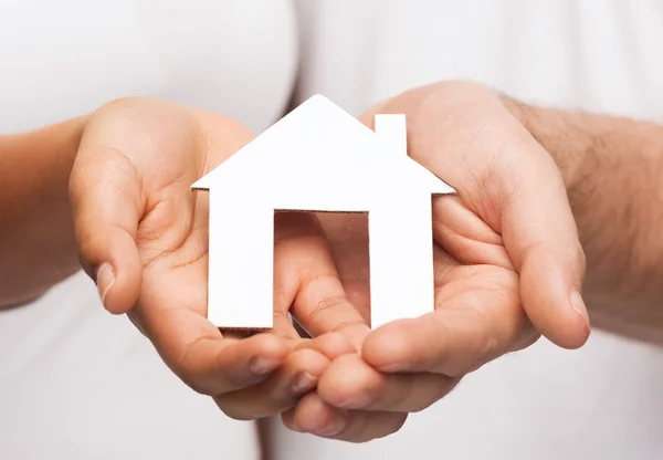 Couple hands with paper house — Stock Photo, Image