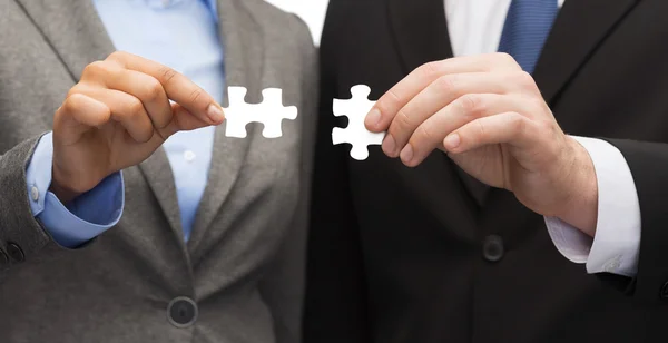 Geschäftsfrau und Geschäftsfrau mit Puzzleteilen — Stockfoto