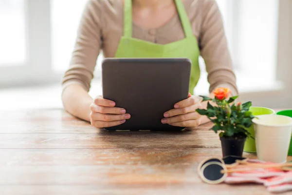 Primo piano di donna o giardiniere tenendo tablet pc — Foto Stock