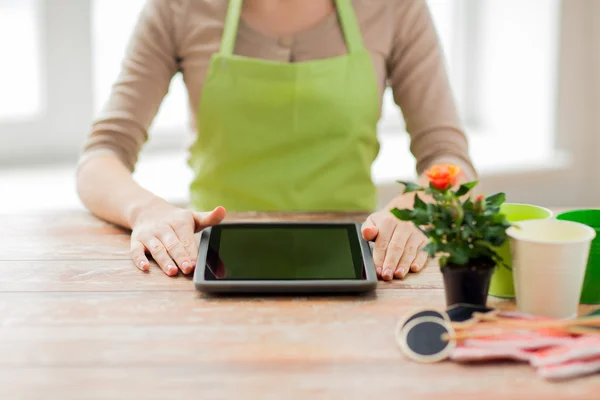 Close up van vrouw of tuinman met tablet pc — Stockfoto