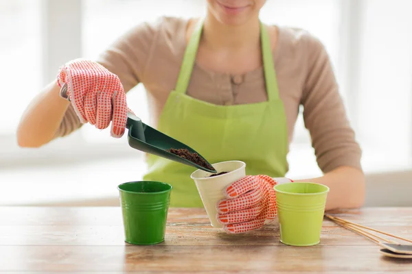 Close up of woman hands with trowel sowing seeds — Stock Photo, Image