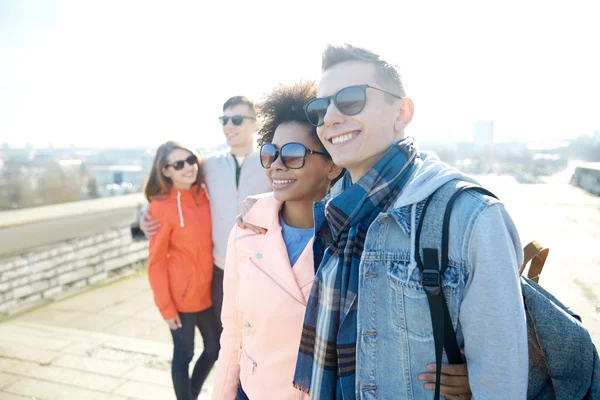 Glückliche Teenager-Freunde in Nuancen, die sich auf der Straße umarmen — Stockfoto