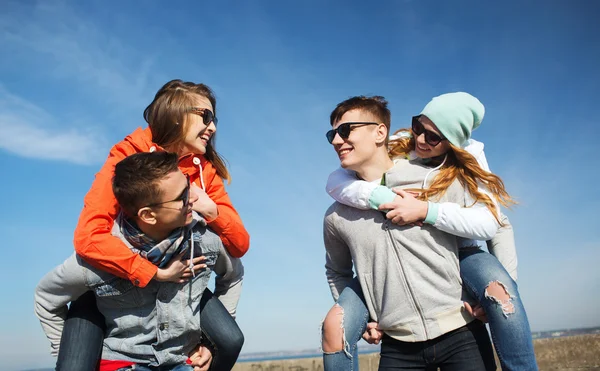 Glückliche Freunde im Schatten, die Spaß im Freien haben — Stockfoto