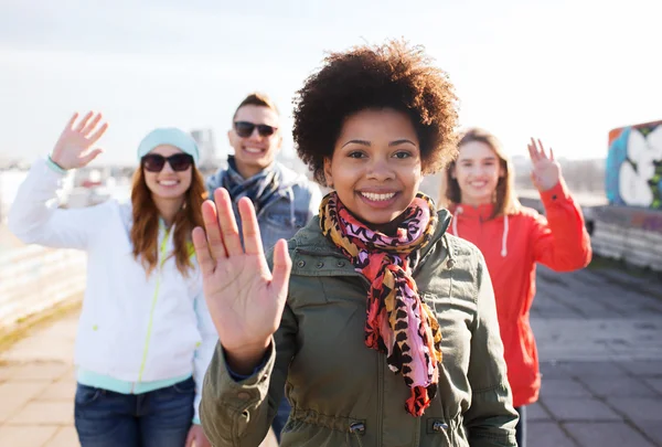 Amici adolescenti felici che salutano le mani sulla strada della città — Foto Stock