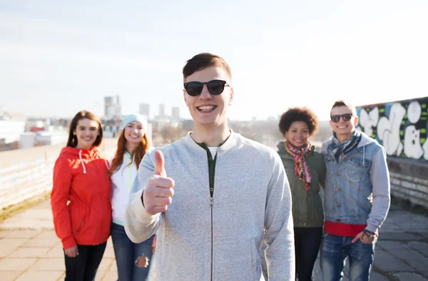 Feliz adolescentes amigos mostrando polegares para cima na rua — Fotografia de Stock