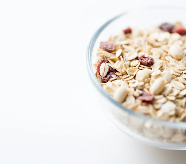 Närbild på skål med granola eller müsli på bord — Stockfoto