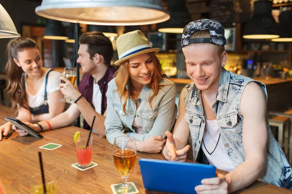快乐的朋友，与平板电脑和饮料在酒吧 — 图库照片