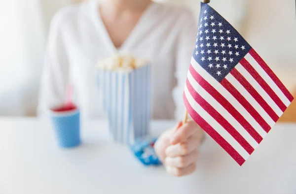 Amerikan bayrağı tutan kadın yakın çekim — Stok fotoğraf