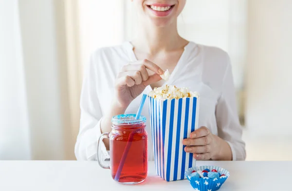Frau isst Popcorn mit Getränk im Einmachglas — Stockfoto