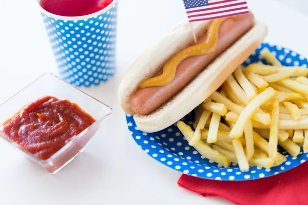 Essen und Trinken am amerikanischen Unabhängigkeitstag — Stockfoto