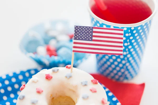 Donut mit Saft und Bonbons am Unabhängigkeitstag — Stockfoto