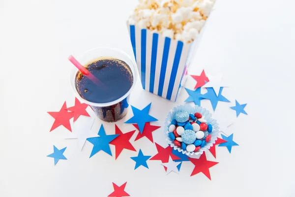 Cola e pipoca com balas no dia da independência — Fotografia de Stock