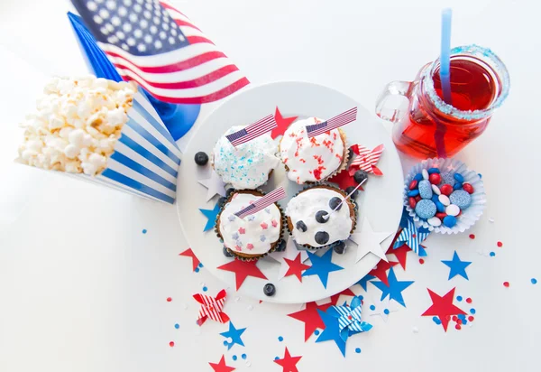 Cupcakes com bandeiras americanas no dia da independência — Fotografia de Stock