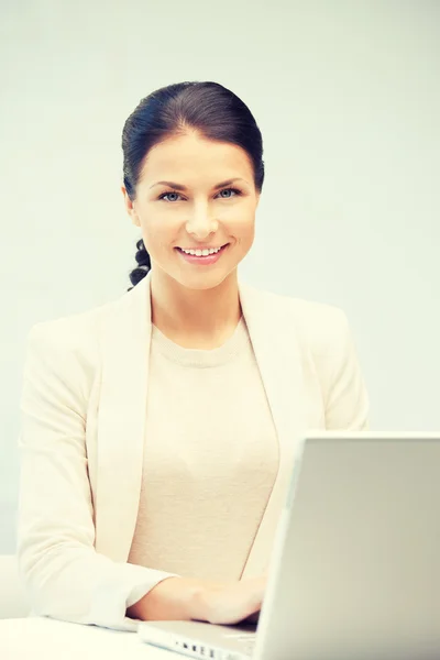 Mulher feliz com computador portátil — Fotografia de Stock