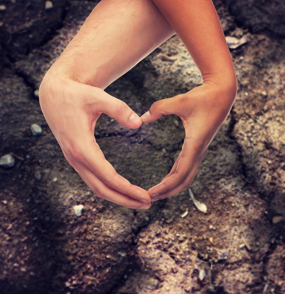 Donna e uomo mani che mostrano la forma del cuore — Foto Stock