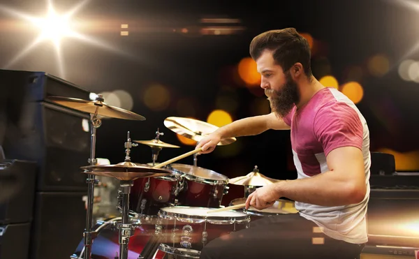 Músico masculino tocando címbalos no concerto de música — Fotografia de Stock