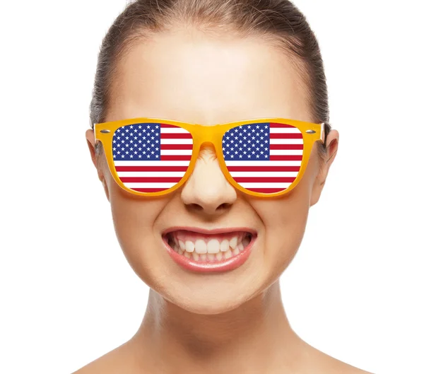 Boldog tinédzser lány az amerikai zászló árnyalatok — Stock Fotó