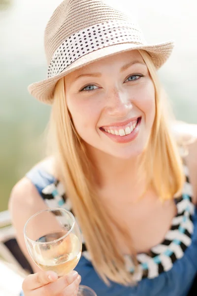 Smilende pike i hatt med champagneglass – stockfoto