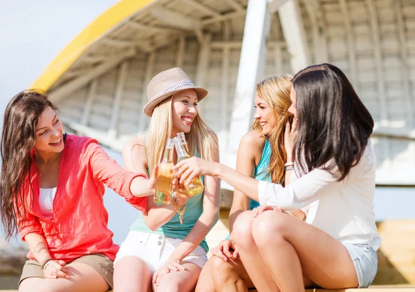 Meninas com bebidas na praia — Fotografia de Stock