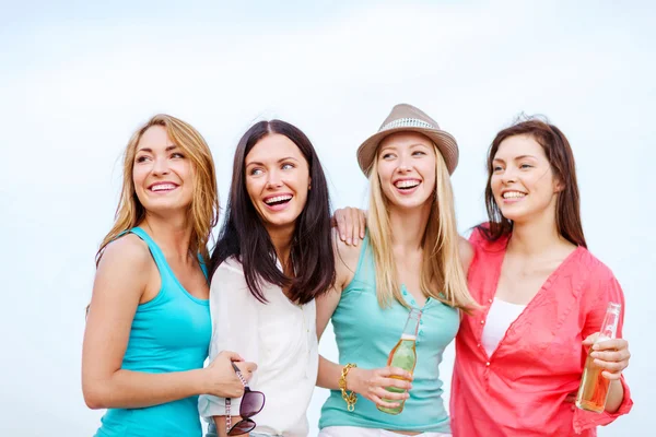 Meninas com bebidas na praia — Fotografia de Stock