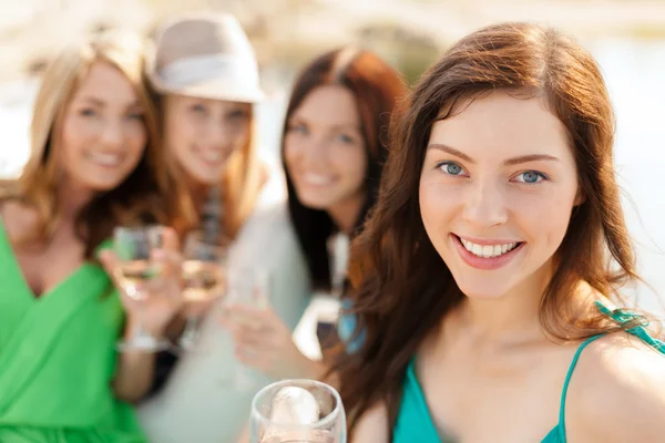 Smiling girls with champagne glasses — Stock Photo, Image