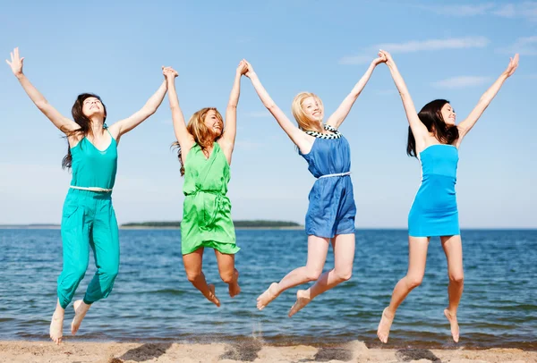 Meninas pulando na praia — Fotografia de Stock