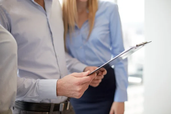 Närbild på business team tittar på Urklipp — Stockfoto