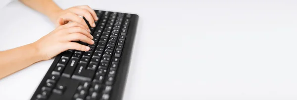 Student girls hands typing on keyboard — Stock Photo, Image