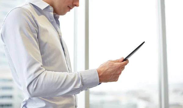 Affärsman med TabletPC i office — Stockfoto