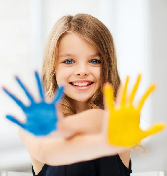 Menina mostrando as mãos pintadas — Fotografia de Stock