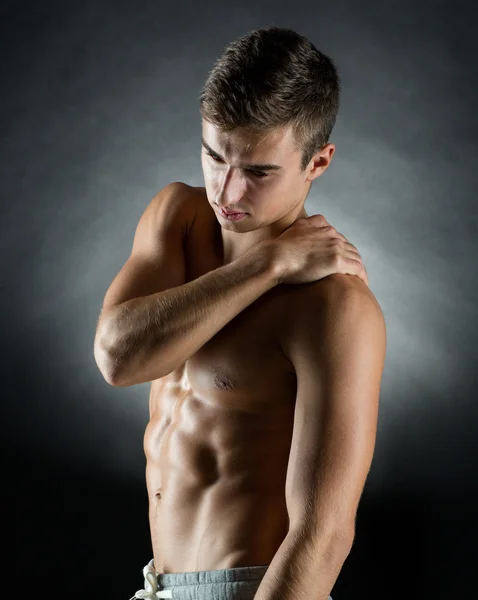 Junger männlicher Bodybuilder — Stockfoto