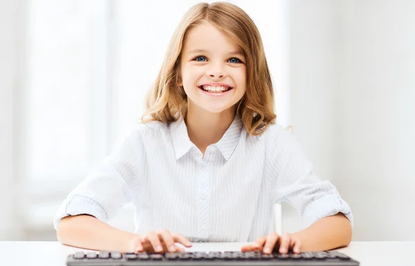 Schülerin mit Tastatur — Stockfoto