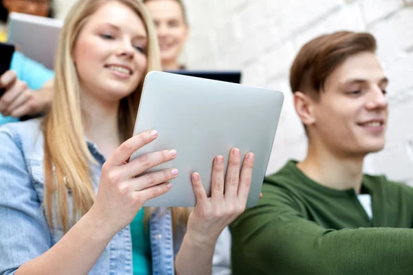 Close-up de estudantes com tablet pc na escola — Fotografia de Stock