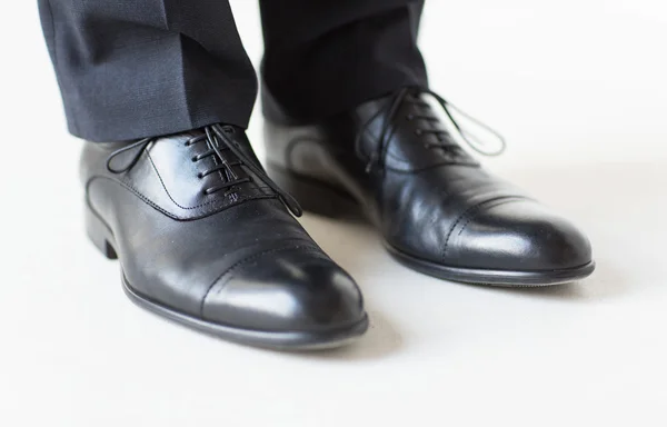 Close up of man legs in elegant shoes with laces — Stock Photo, Image