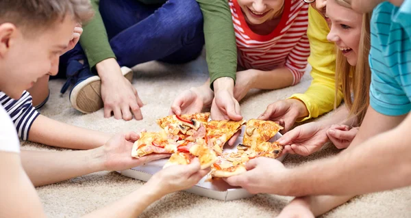 Nahaufnahme glücklicher Freunde, die zu Hause Pizza essen — Stockfoto