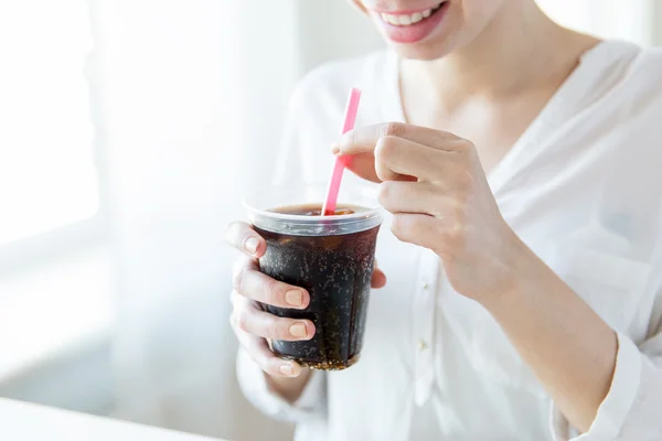 Close up of happy woman drinking coca cola — Stock Photo, Image