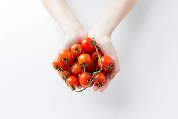 Zár-megjelöl-a nő kezei cherry paradicsom — Stock Fotó