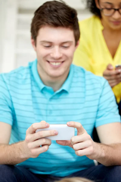 Gros plan de jeune homme avec smartphone — Photo