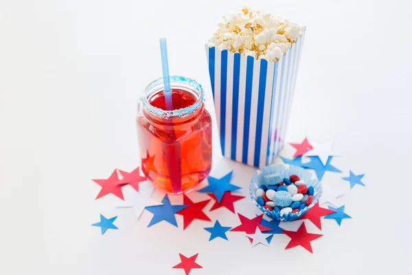 Drank en popcorn met snoepjes op independence day — Stockfoto