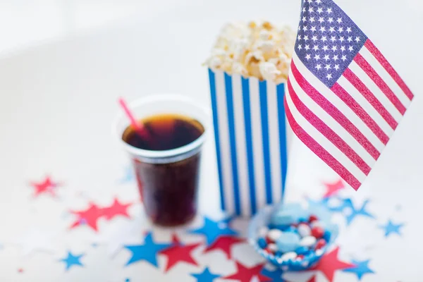 Cola y palomitas de maíz con caramelos en el día de la independencia —  Fotos de Stock